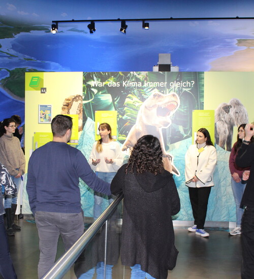 Gruppe bei F&uuml;hrung durch die interaktive Ausstellung der KLIMA ARENA.