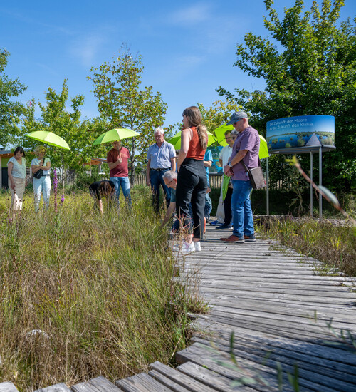 Gruppe bei F&uuml;hrung durch den Themenpark.
