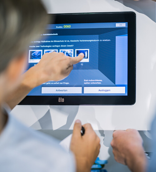 Sch&uuml;ler bei der Bedinung eines KLIMA-Quiz Terminals in der Ausstellung.