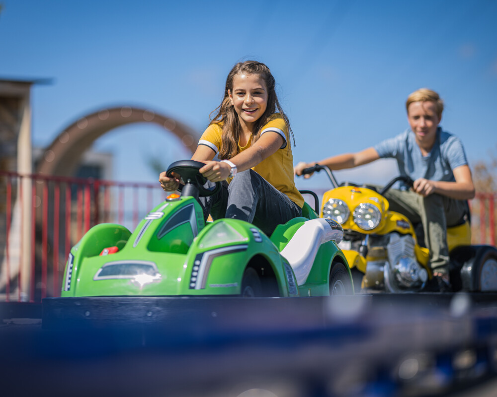 Kinder auf E-Kartbahn im Au&szlig;enbereich der KLIMA ARENA.