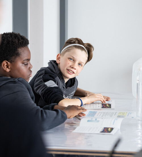 Sch&uuml;ler beim Experiment im Workshop.