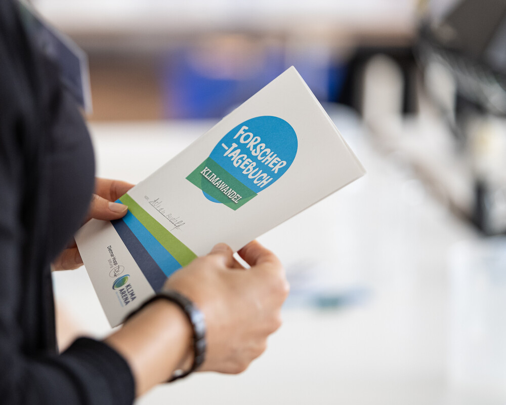 Nahaufnahem des Forschertagebuchs, in dem Sch&uuml;ler die Ergebnisse ihrer Experimente festhalten.