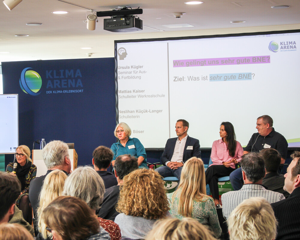 Lehrkr&auml;fte aus Partnerschulen bei Podiumsdisskussion.