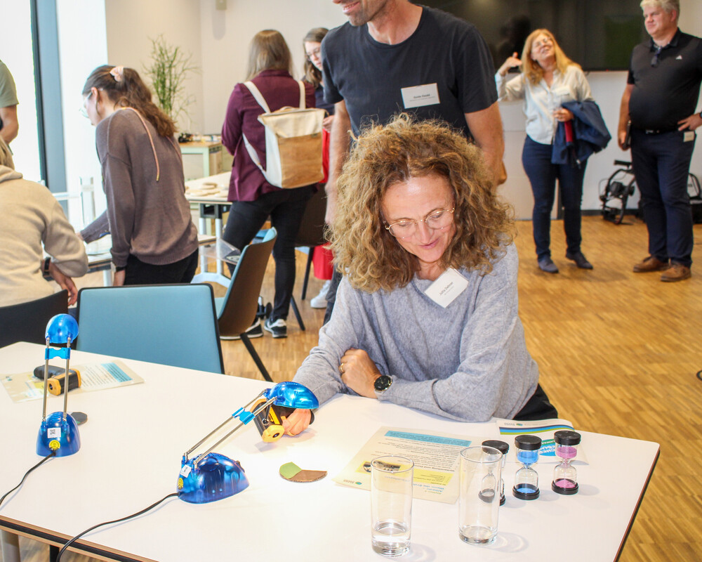 Lehrerin bei Durchf&uuml;hrung eines Experiments aus dem Workshop Zirkeltraining Klimawandel.