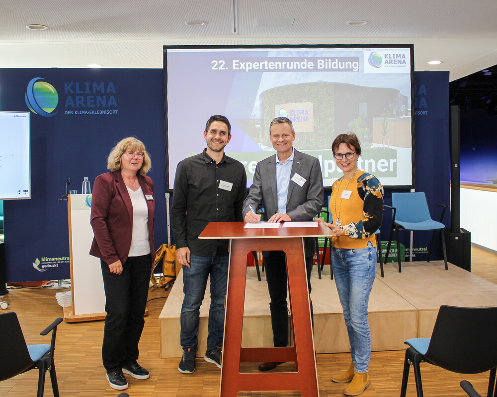 Der Vorstand der Klimastiftung f&uuml;r B&uuml;rger und eine Partnerschule bei Unterzeichnung der Kooperationsvereinbarung.