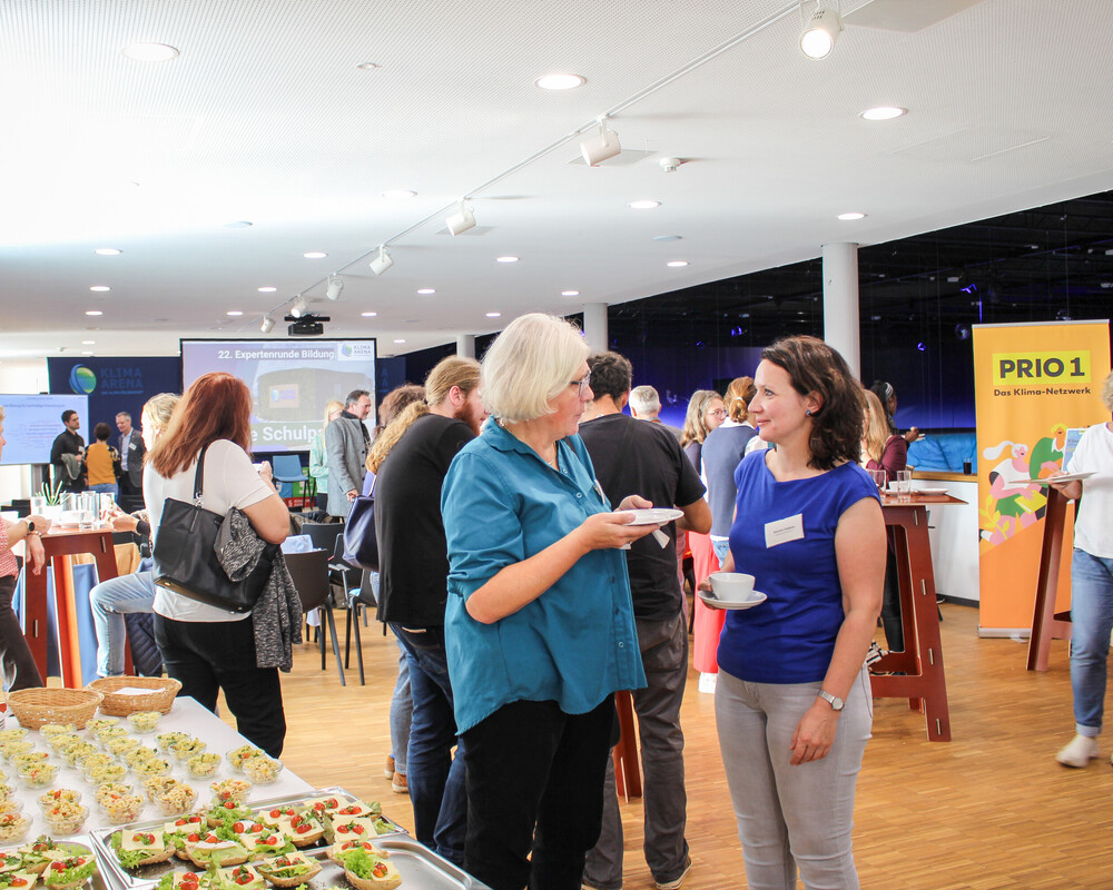 Besucherinnen einer Veranstaltung beim Netzwerken