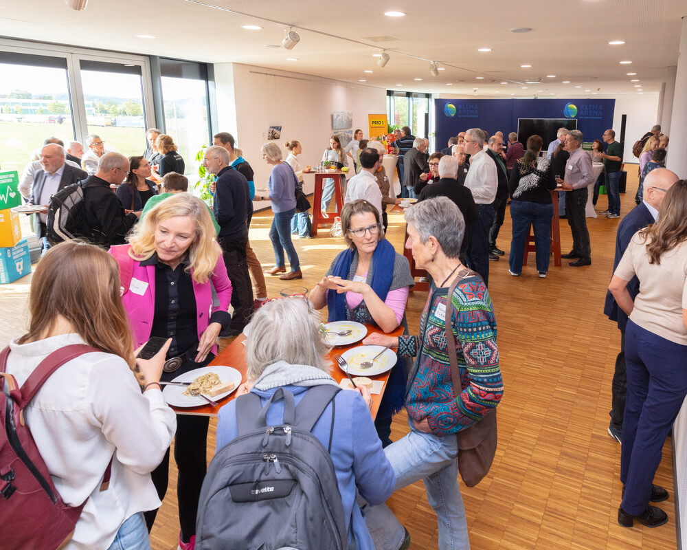 Menschen auf der Eventfl&auml;che der Klima Arena