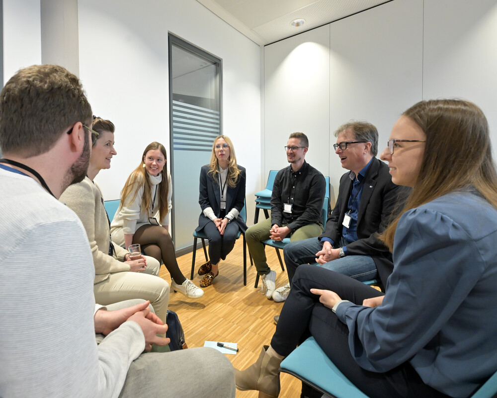 Arbeitsgruppe lacht im Sitzkreis