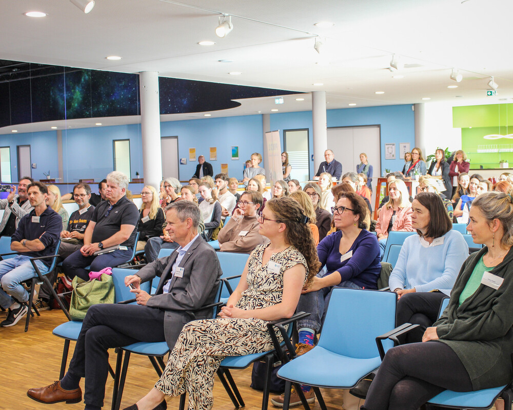 Blick auf die Stuhlreihen mit den G&auml;sten einer Veranstaltung